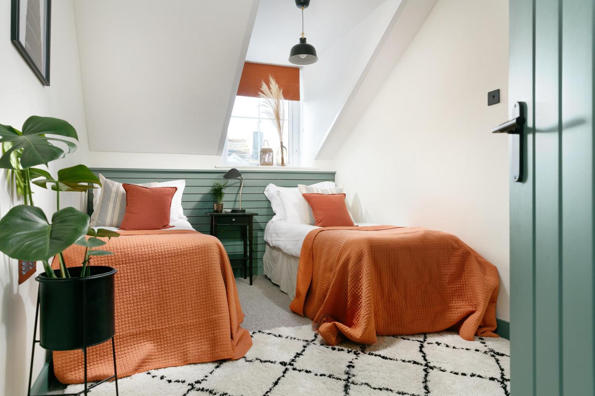 New Luxury For 2024 - Central Plymouth House - Sleeps 10 - Access To Plymouth Town - Close To The Barbican - Pets Welcome - Parking Available - By Luxe Living By Sophia Bagian luar foto